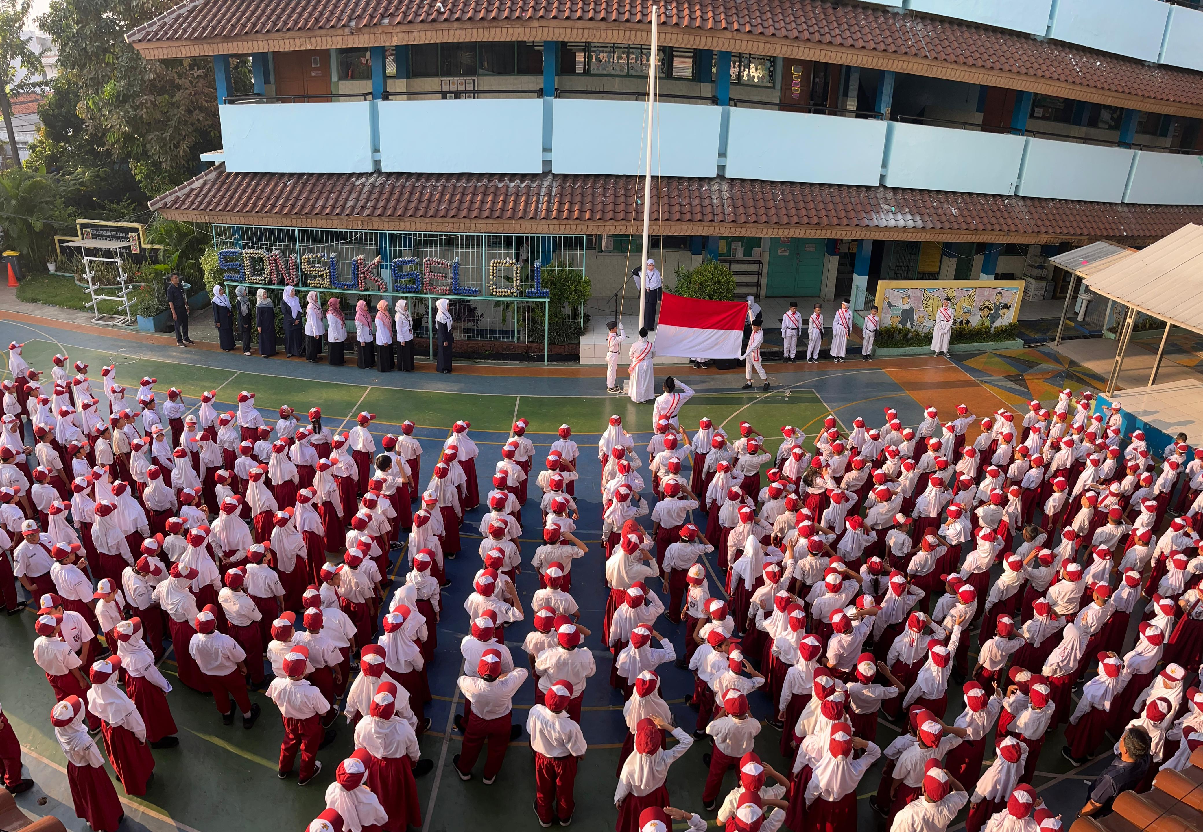 Pelaksanaan Upacara Bendera di SDN Sukabumi Selatan 01