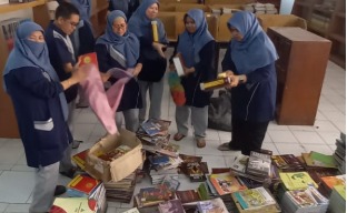 Perpustakaan Sekolah Tampil Baru, Guru-guru dan Staf Antusias Susun Buku