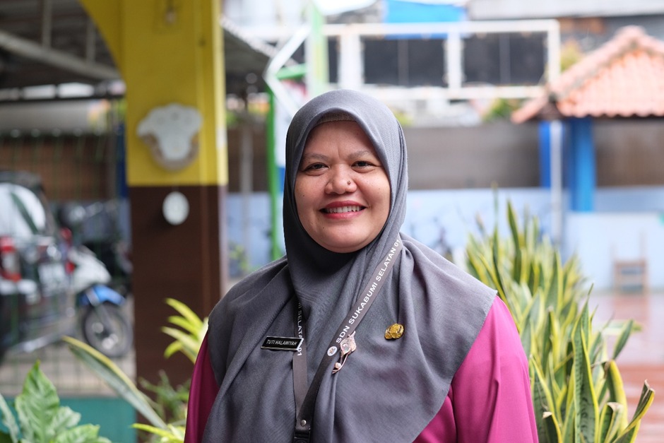 Tuti Halawiyah, S.Pd (Guru Kelas VI)